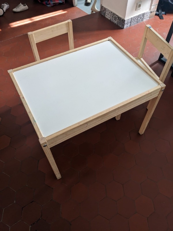 Table et 2 chaises enfant ik
